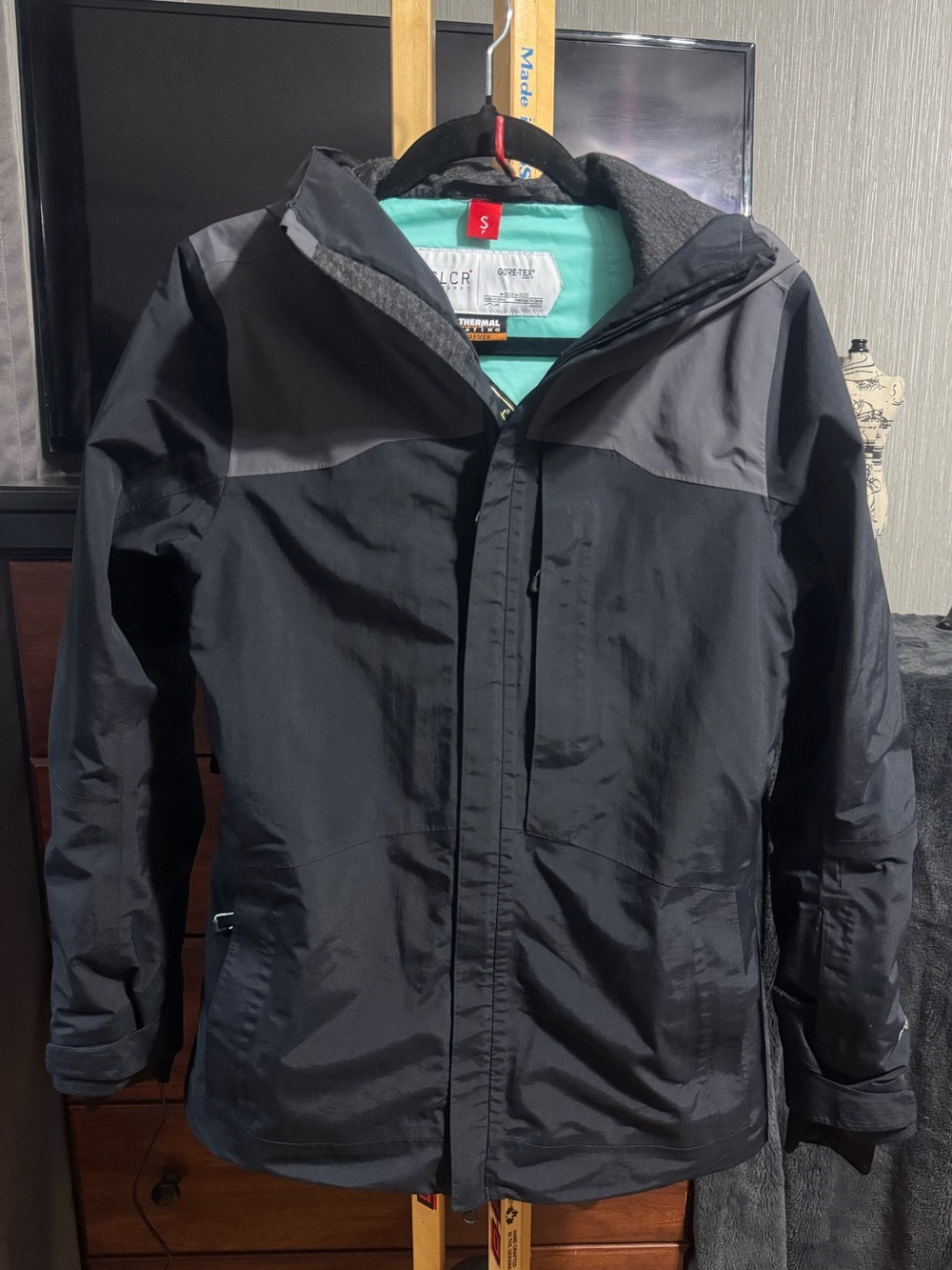 686 Women's Black and Gray Ski Jacket with Mint Lining!